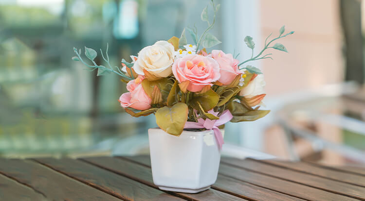 Create a Perfect Anniversary Table with Flowers