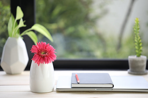 Manners of Sending Flowers and Gifts to Workplace