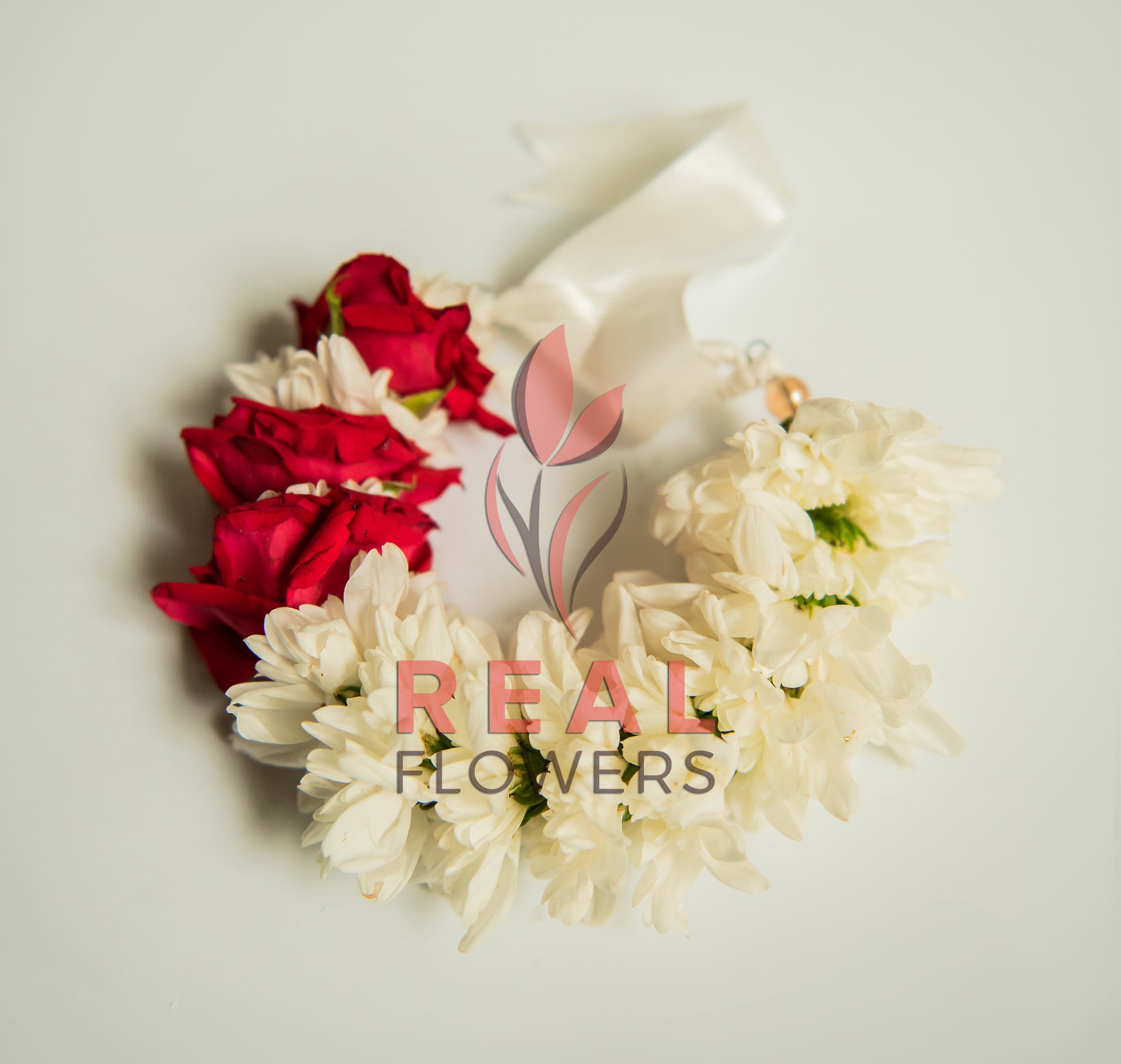Red Roses and white chrysanthemums Gajra (Pair) - Real Flowers Pakistan